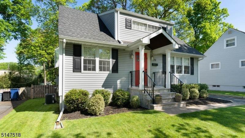 Single Family Homes для того Продажа на Fanwood, Нью-Джерси 07023 Соединенные Штаты