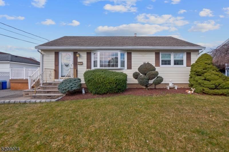 Single Family Homes für Verkauf beim Saddle Brook, New Jersey 07663 Vereinigte Staaten