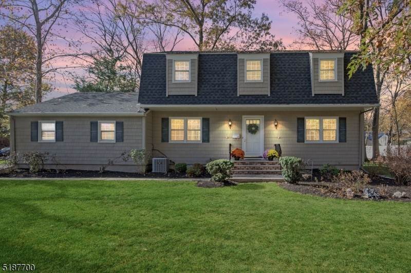 Single Family Homes для того Продажа на New Providence, Нью-Джерси 07974 Соединенные Штаты