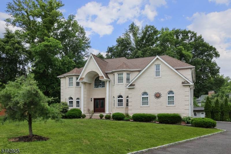 Single Family Homes für Verkauf beim North Brunswick, New Jersey 08902 Vereinigte Staaten
