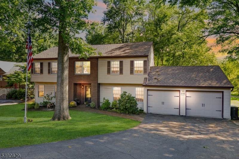 Single Family Homes для того Продажа на Paramus, Нью-Джерси 07652 Соединенные Штаты