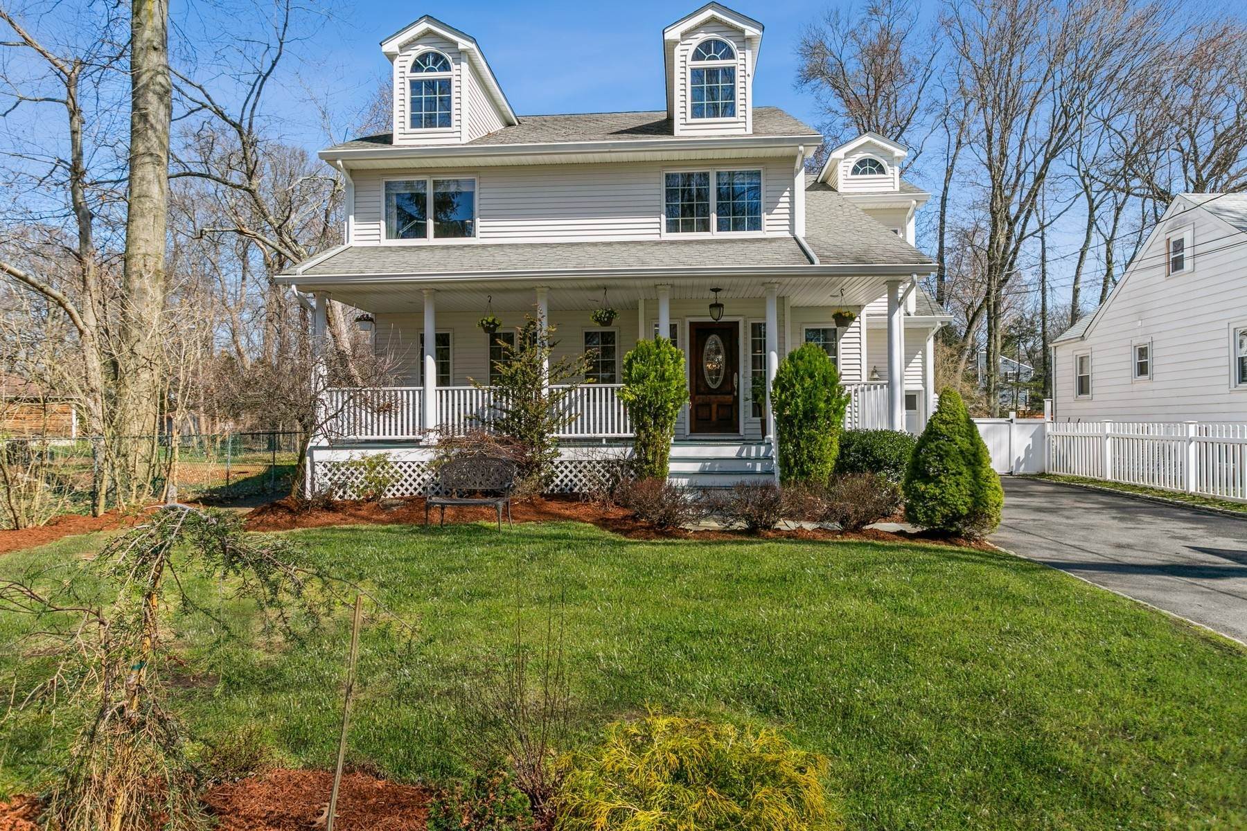 Single Family Homes для того Продажа на Gorgeous Throughout 8 Meadow Street, Demarest, Нью-Джерси 07627 Соединенные Штаты