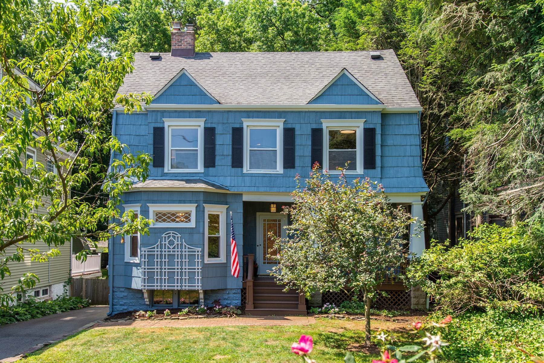 Single Family Homes voor Verkoop op Picture Perfect Colonial 52 Benson Street, Bloomfield, New Jersey 07003 Verenigde Staten