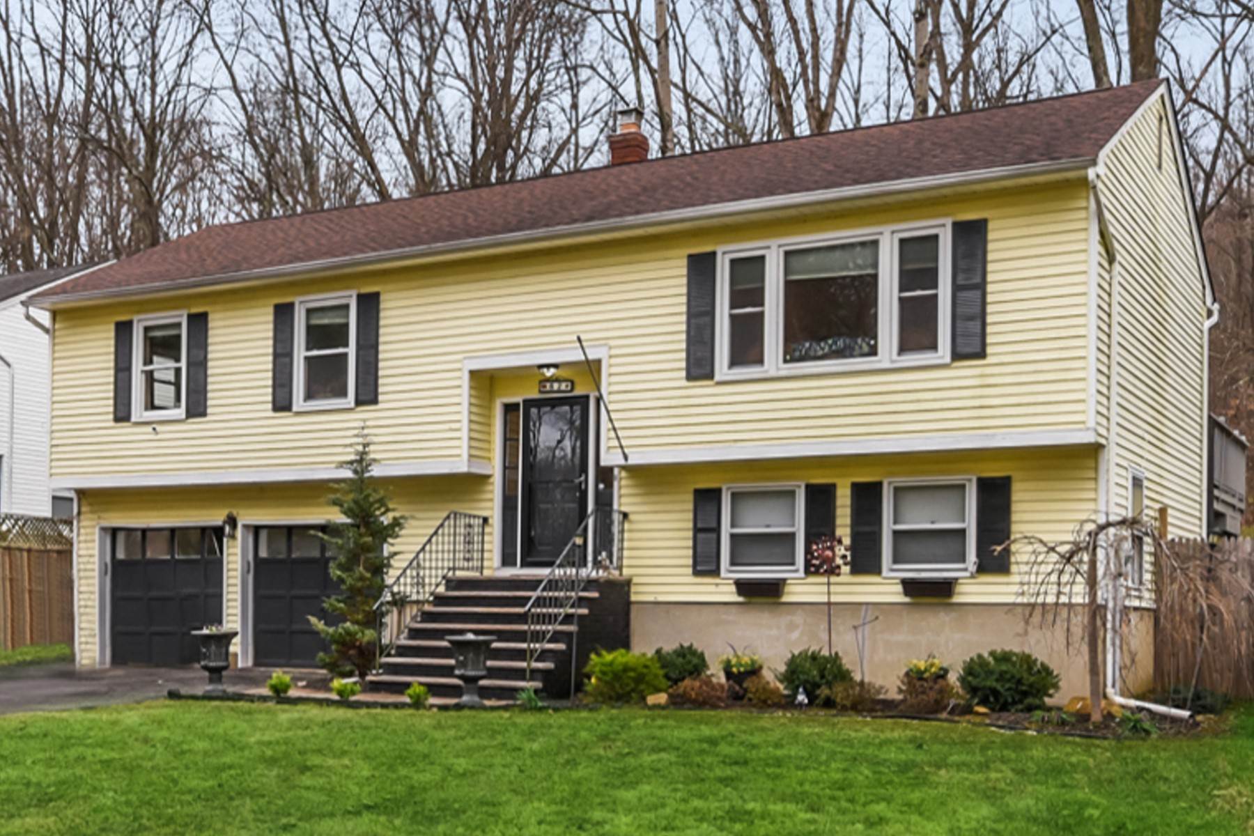 Single Family Homes 为 销售 在 Cul De Sac Location! 62 Deer Path Drive, Flanders, 新泽西州 07836 美国