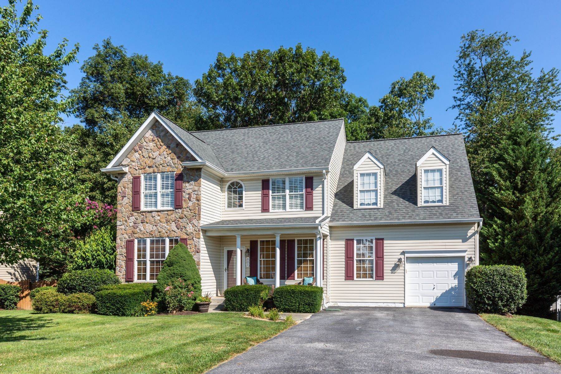 Single Family Homes for Sale at Spacious Colonial in Westwood Park 801 Wellesley Court, Hampstead, Maryland 21074 United States