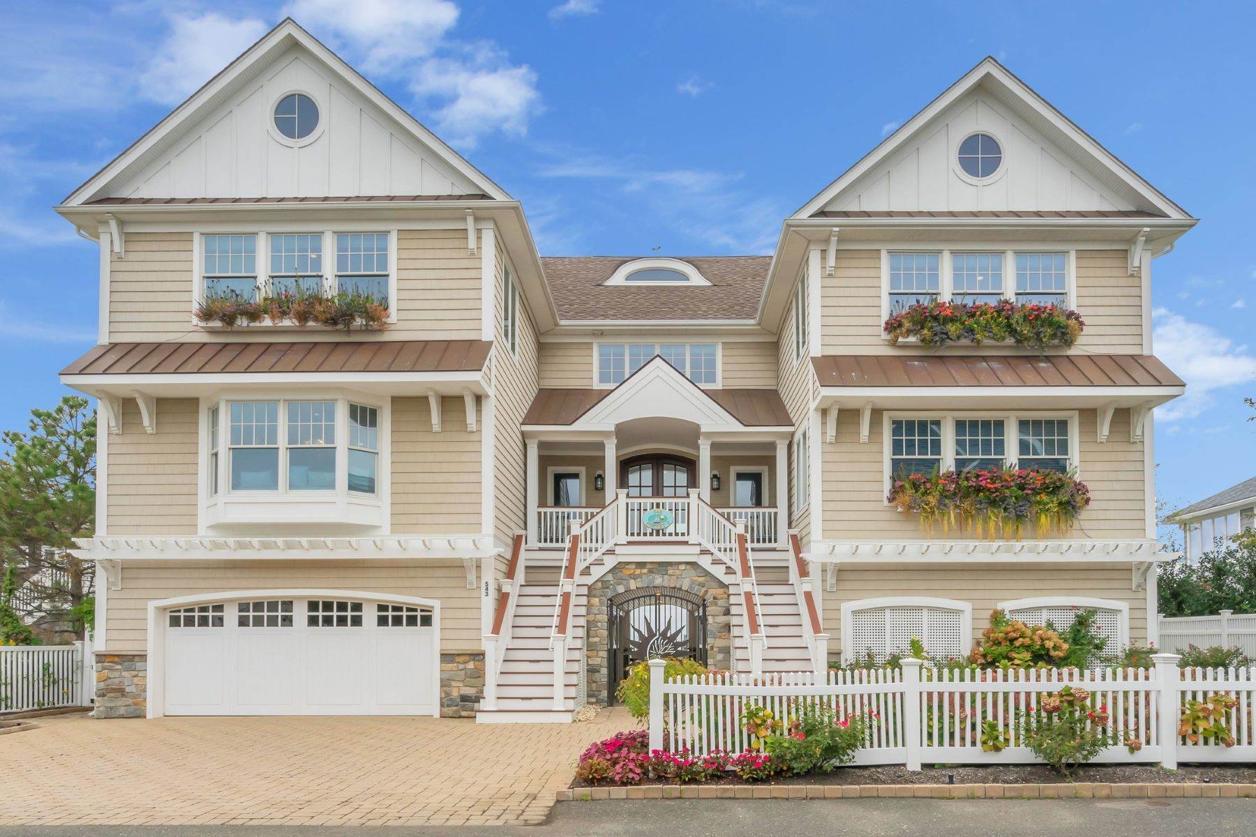 Single Family Homes 为 销售 在 Beautifully Designed Custom Built Bayfront Home 543 Normandy Drive, 洛金, 新泽西州 08738 美国