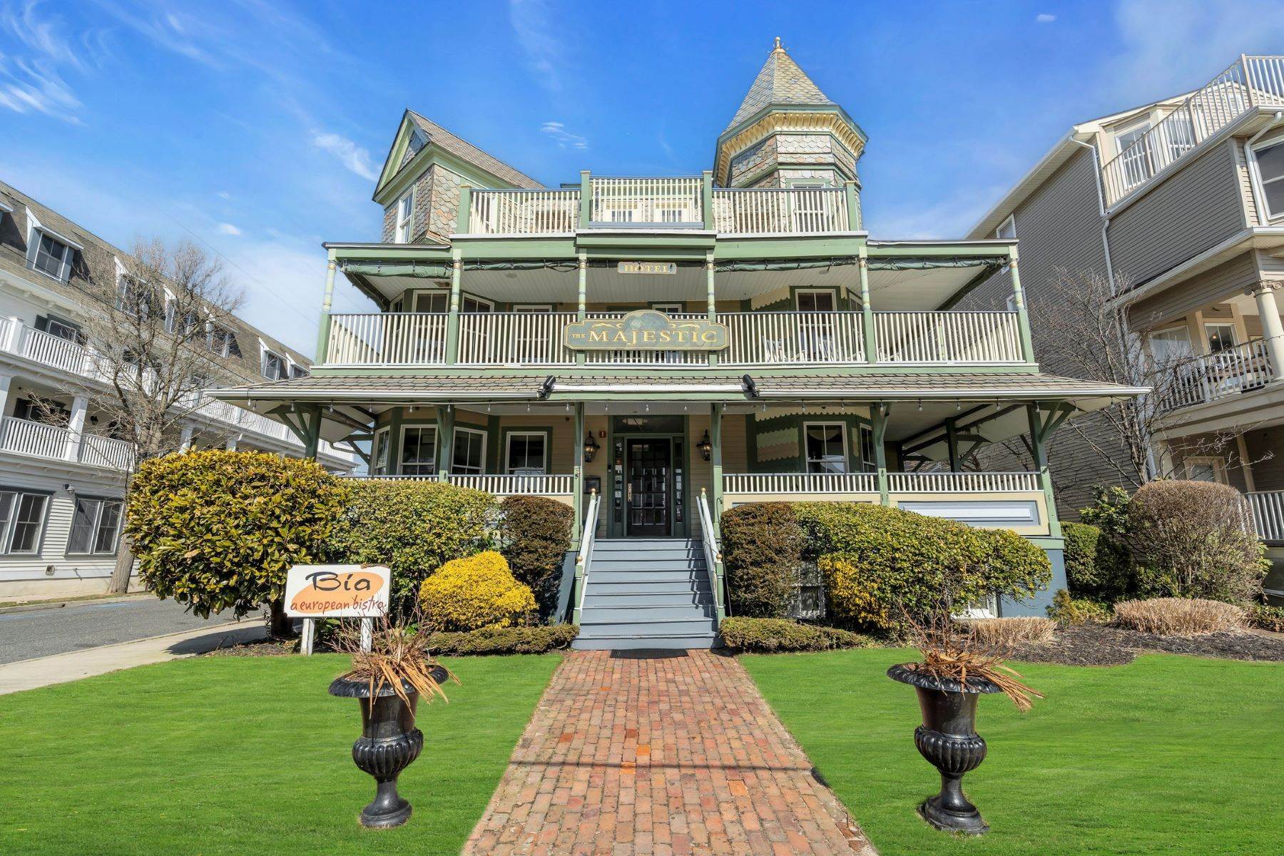 Bed and Breakfast Homes pour l Vente à The Majestic Hotel 19 Main Avenue, Neptune, New Jersey 07756 États-Unis