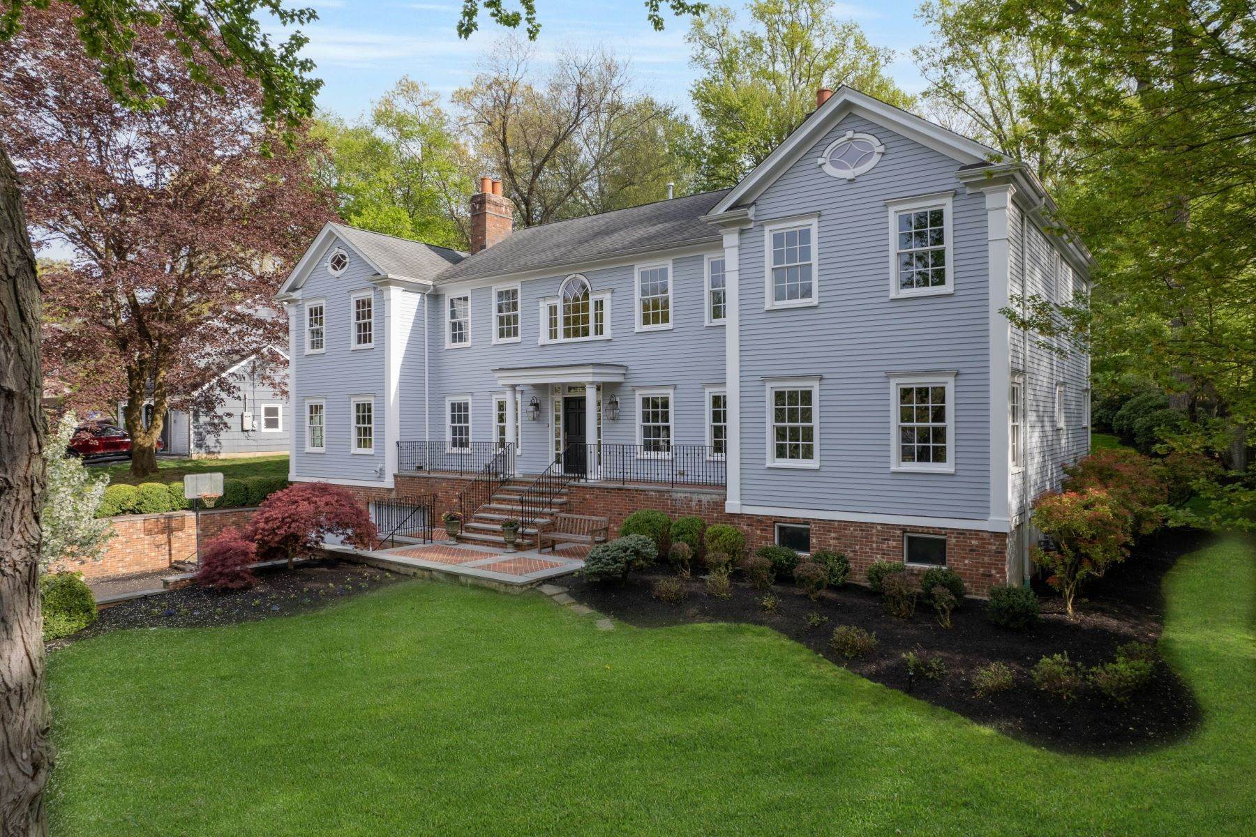 Single Family Homes 为 销售 在 Custom Colonial 12 Deer Run Circle, 查塔姆, 新泽西州 07928 美国