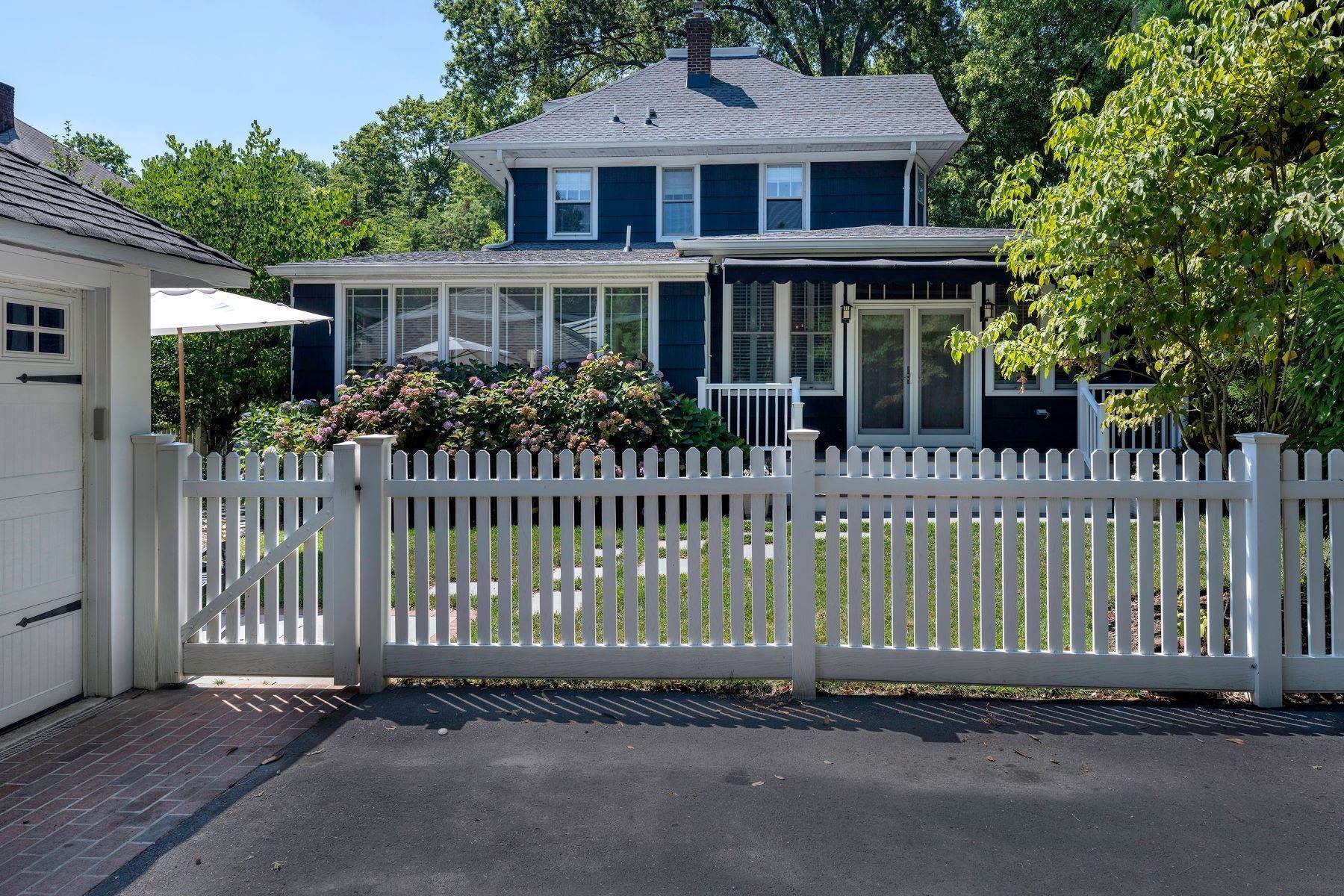 32. Single Family Homes para Venda às Infused with Designer Style! 11 West Welling Avenue, Pennington, Nova Jersey 08534 Estados Unidos