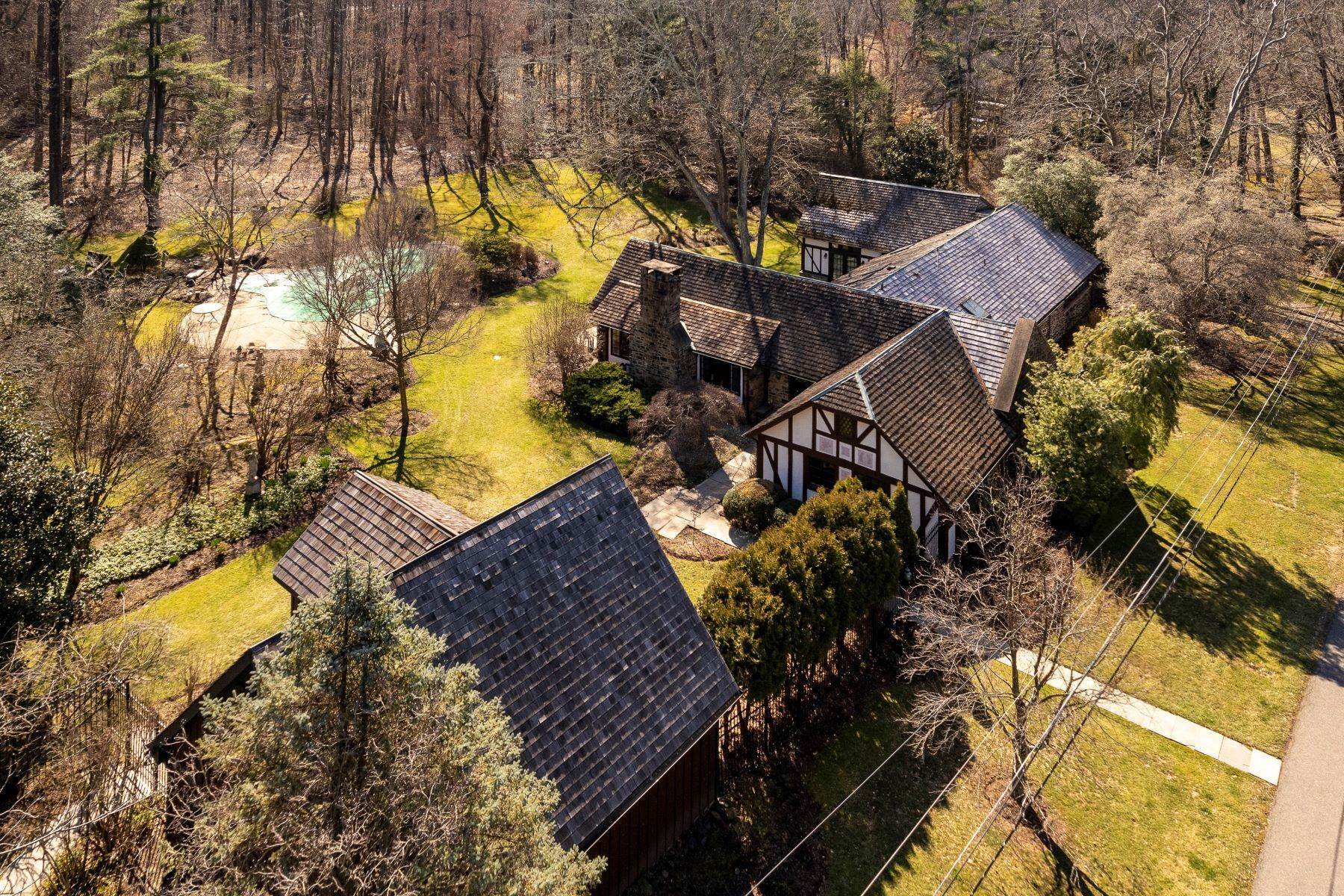 32. Single Family Homes for Sale at Converted Stone Stables Just 2.3 Miles to Town 72 Arreton Road, Princeton, New Jersey 08540 United States