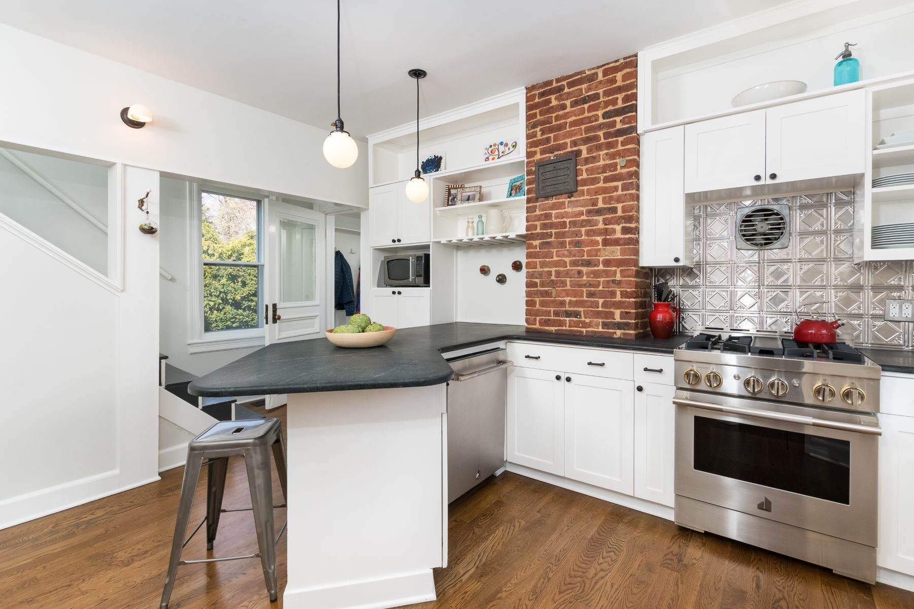 19. Single Family Homes for Sale at Perfectly Polished, Mere Steps from Nassau Street 20 Murray Place, Princeton, New Jersey 08540 United States
