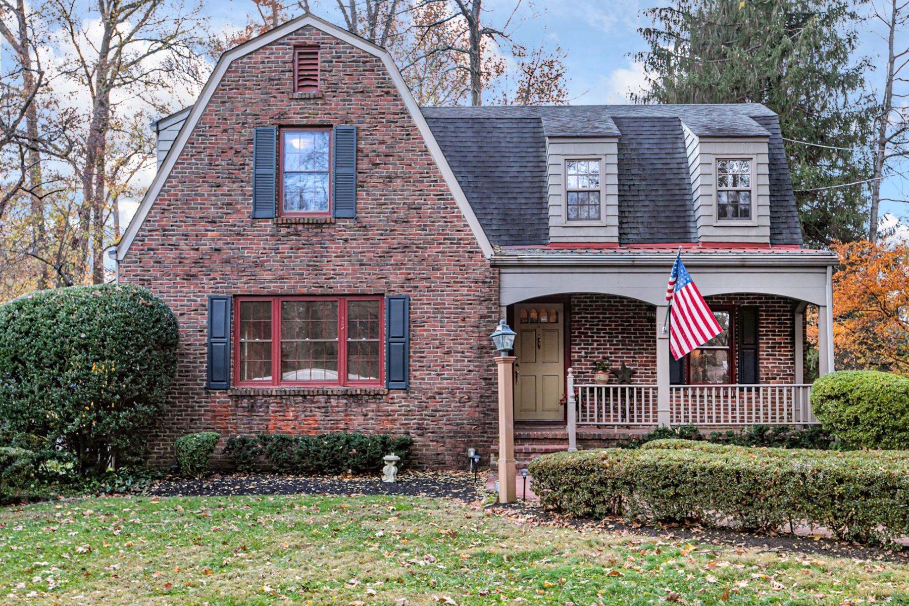Single Family Homes 为 销售 在 Brick Charmer in Beautiful Lower Makefield Twp. 1233 Pine Grove Road, 雅德利, 宾夕法尼亚州 19067 美国