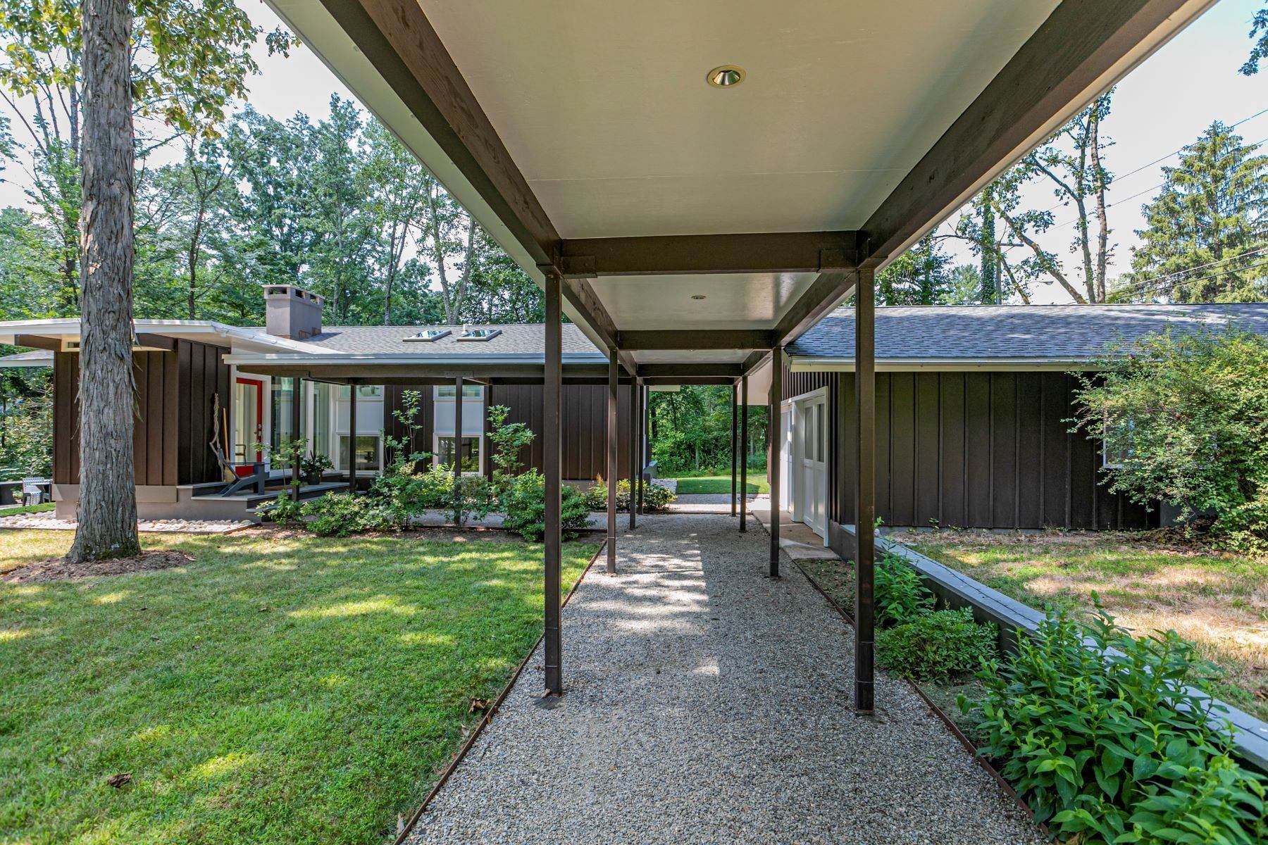 4. Single Family Homes for Sale at Spotless Mid-Century Modern on a Sunny Western Section Corner 12 Pardoe Road, Princeton, New Jersey 08540 United States