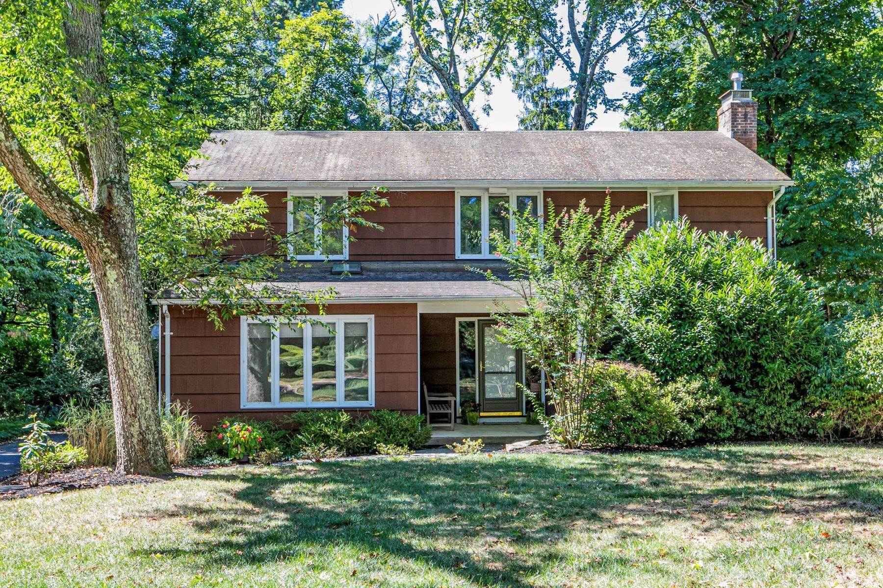 31. Single Family Homes for Sale at Plenty of Space in Popular Littlebrook! 103 Linwood Circle, Princeton, New Jersey 08540 United States