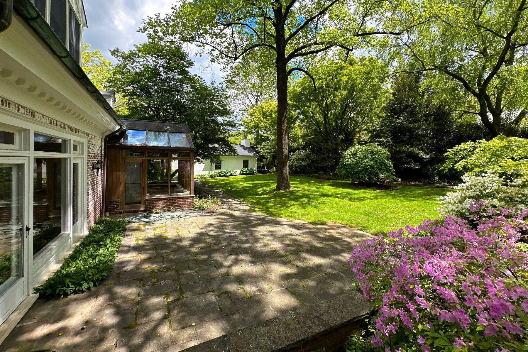 24. Single Family Homes for Sale at A Tucked-Away Treasure with Space to Spare 161 Elm Road, Princeton, New Jersey 08540 United States