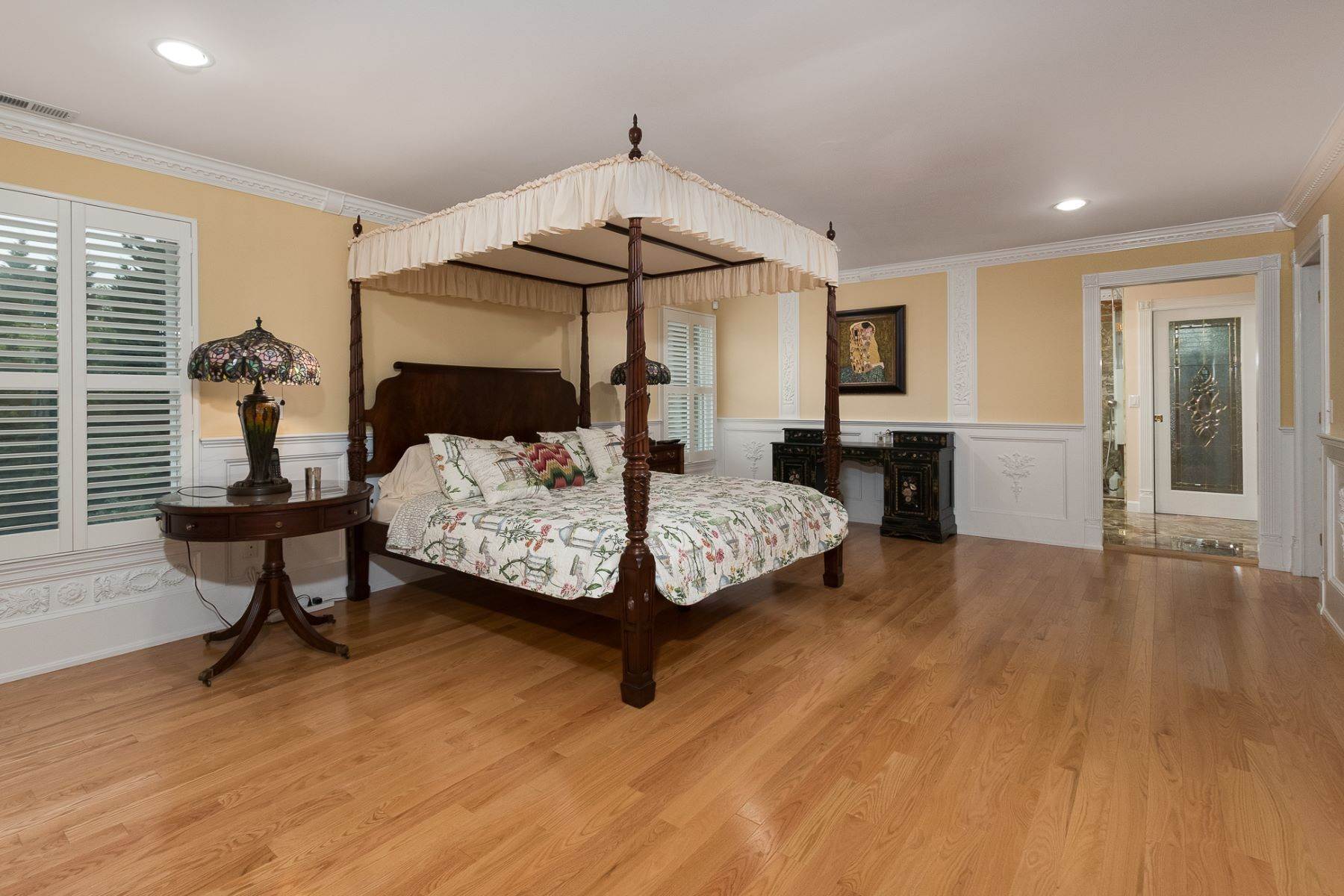 16. Single Family Homes for Sale at Lavish Decor, Indulgent Baths and Party-Ready Pool 305 Cobblestone Way, Lawrence Township, New Jersey 08648 United States