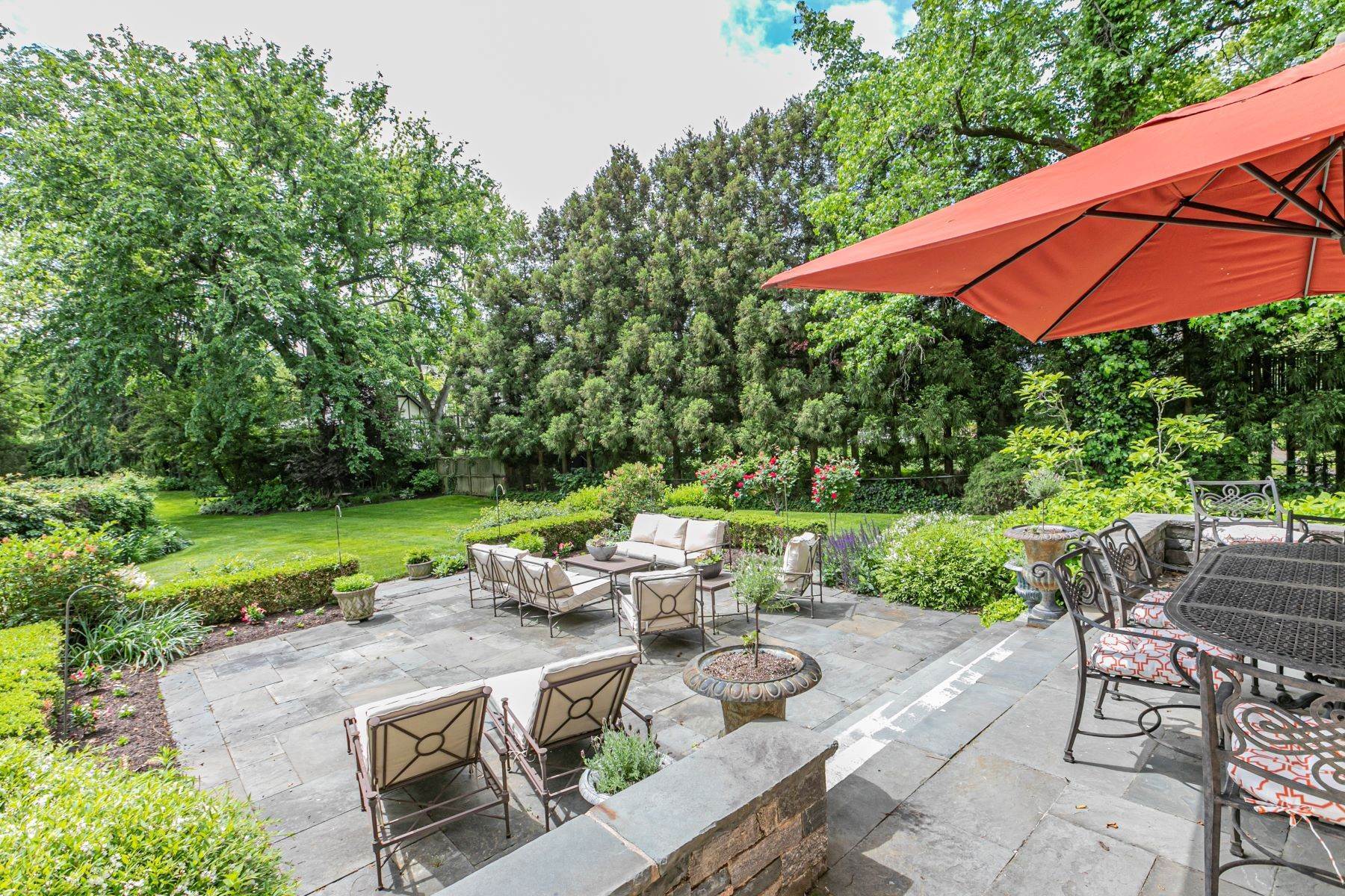 6. Single Family Homes for Sale at Utterly Romantic, Yet Totally Ready for Real Life 62 Hodge Road, Princeton, New Jersey 08540 United States