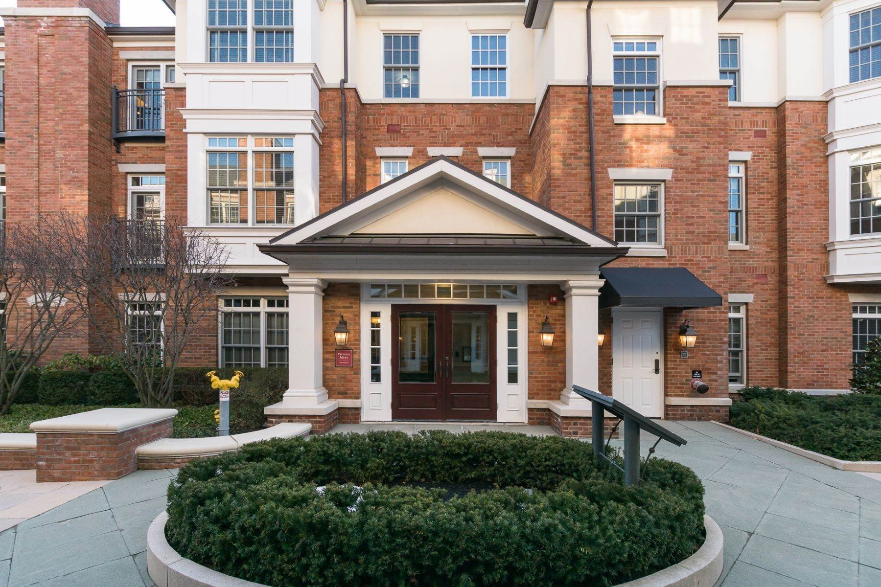 28. Condominiums for Sale at High-End In-Town Luxury in a Top-Floor Unit 132 Victoria Mews, Princeton, New Jersey 08542 United States