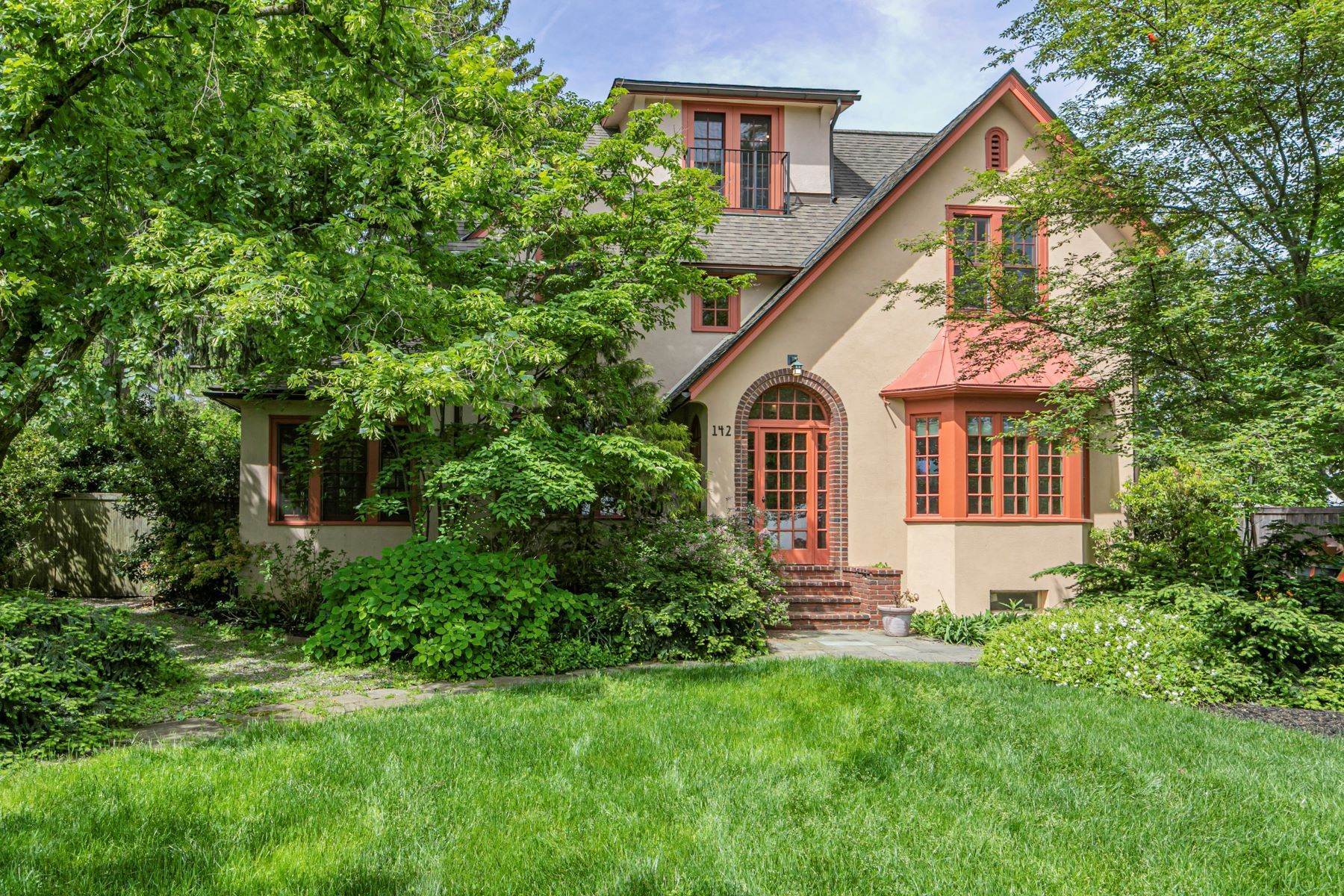 Property для того Продажа на A Storybook Facade Belies a Spacious Interior 142 Moore Street, Princeton, Нью-Джерси 08540 Соединенные Штаты