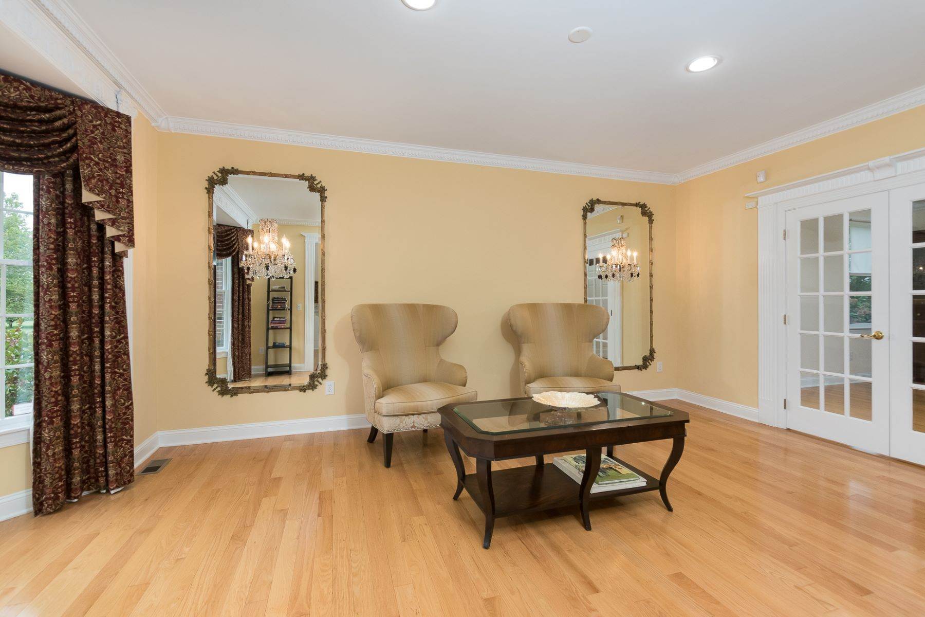 27. Single Family Homes for Sale at Lavish Decor, Indulgent Baths and Party-Ready Pool 305 Cobblestone Way, Lawrence Township, New Jersey 08648 United States