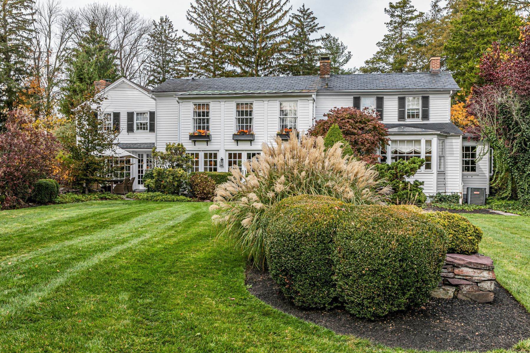 6. Single Family Homes 용 매매 에 Enchanting Farmhouse Embraced by Gorgeous Gardens 1 North Road, Princeton, 뉴저지 08540 미국