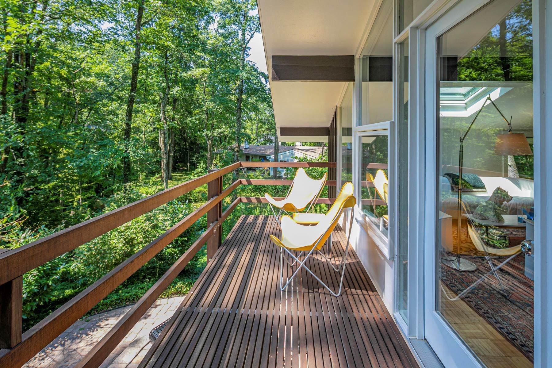 21. Single Family Homes for Sale at Spotless Mid-Century Modern on a Sunny Western Section Corner 12 Pardoe Road, Princeton, New Jersey 08540 United States