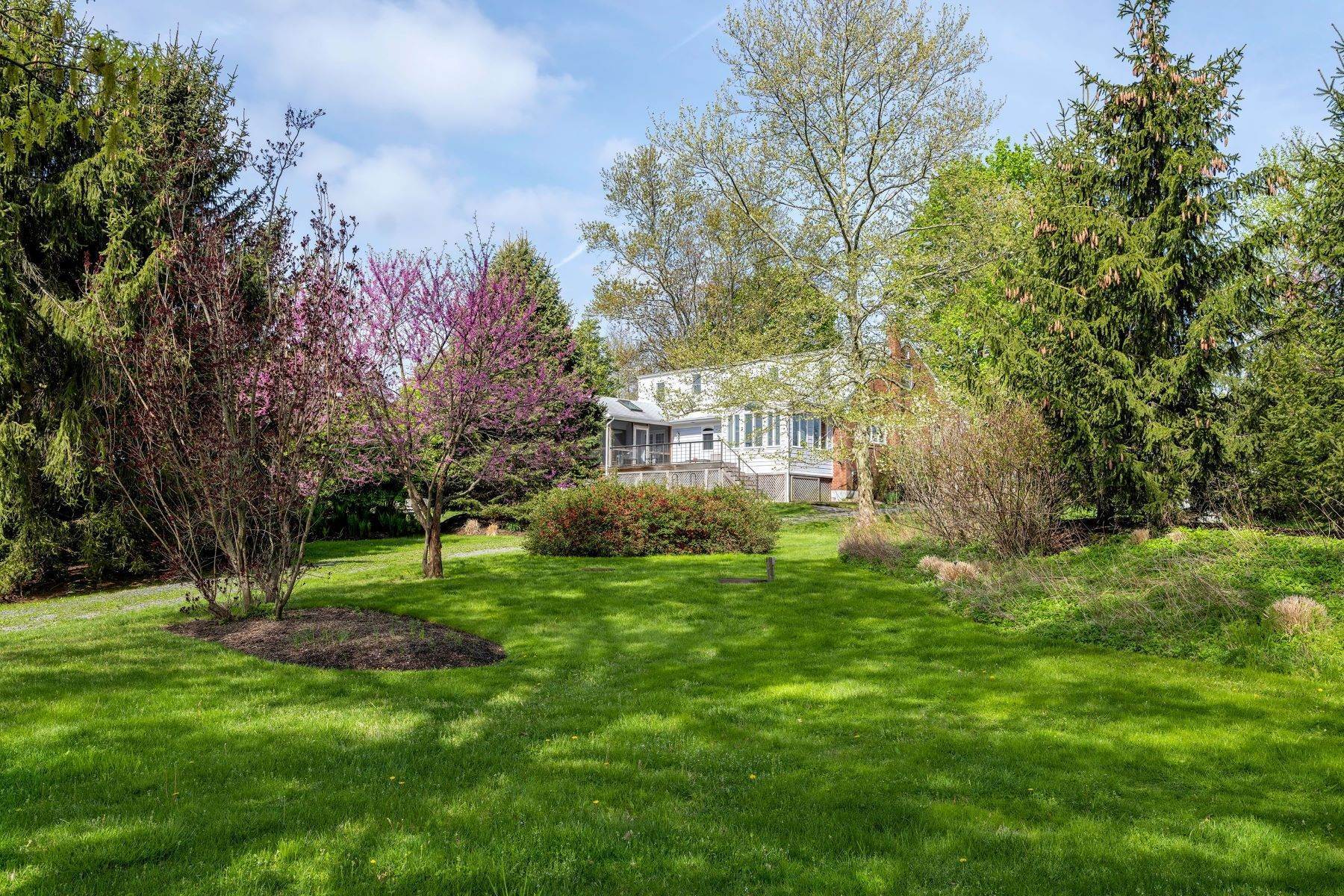 33. Single Family Homes for Sale at On The Hunt For Something Special? Here It Is! 124 Harbourton Woodsville Road, Lambertville, New Jersey 08530 United States