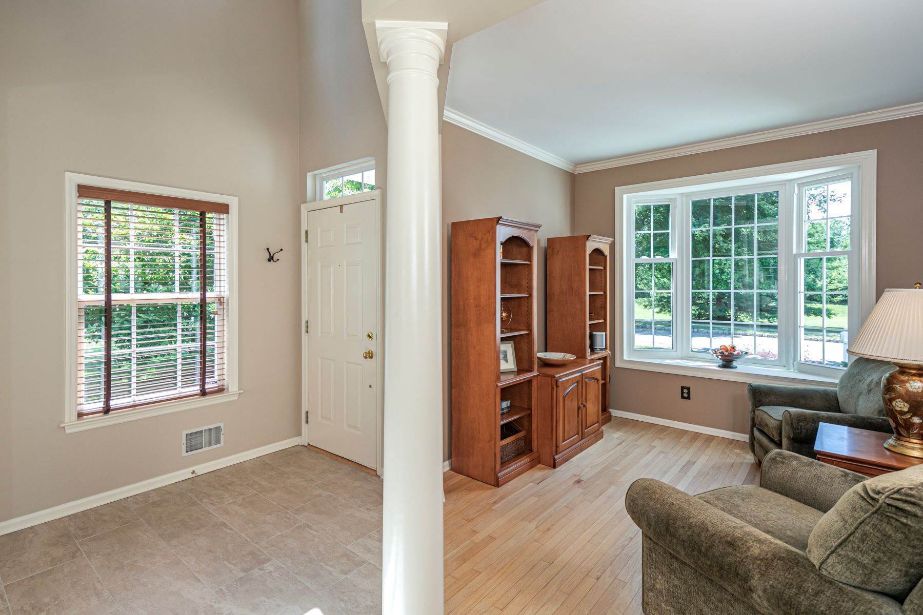 5. Single Family Homes för Försäljning vid All the Right Updates in the Beautiful Home 7 Yale Terrace, Princeton, New Jersey 08540 Förenta staterna