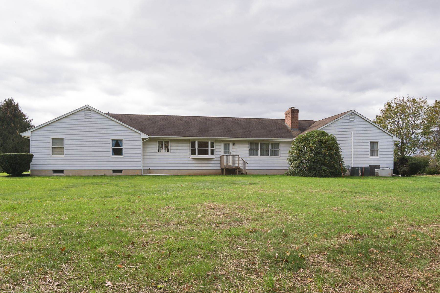 35. Single Family Homes für Verkauf beim Large Easy-Living Ranch Overlooks Preserved Fields 47 Petty Road, Cranbury, New Jersey 08512 Vereinigte Staaten