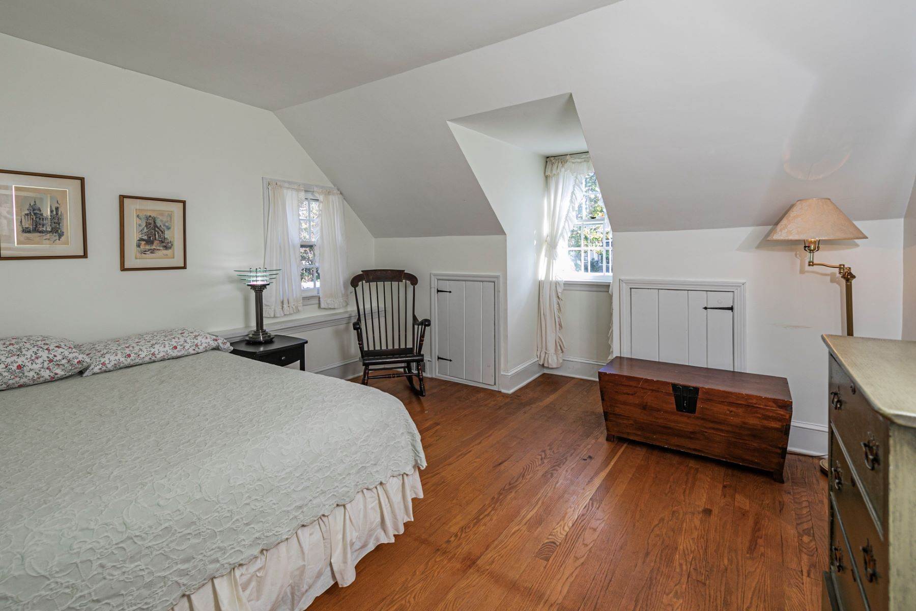25. Single Family Homes für Verkauf beim Charming and Well-Maintained Cape Cod 740 Princeton Kingston Road, Princeton, New Jersey 08540 Vereinigte Staaten