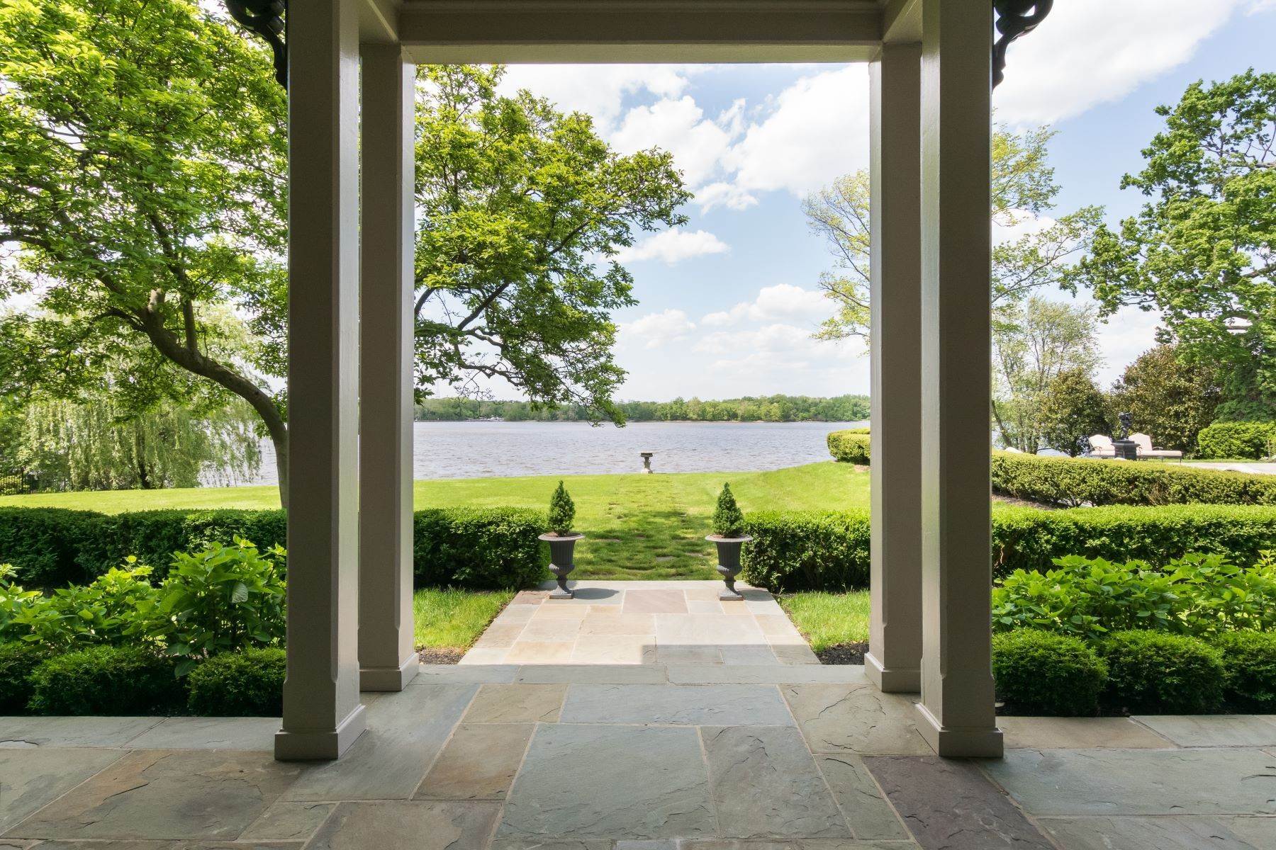 10. Single Family Homes voor Verkoop op Dramatic River Views from this Italianate Masterpiece 415 Cottage Avenue, Edgewater Park, New Jersey 08010 Verenigde Staten