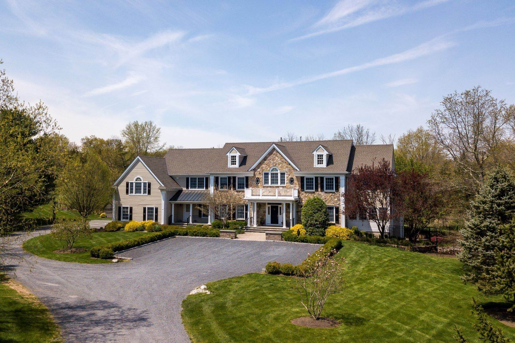 Single Family Homes для того Продажа на Space, Warmth and Style with the Perfect Setting 57 Elm Ridge Road, Pennington, Нью-Джерси 08534 Соединенные Штаты