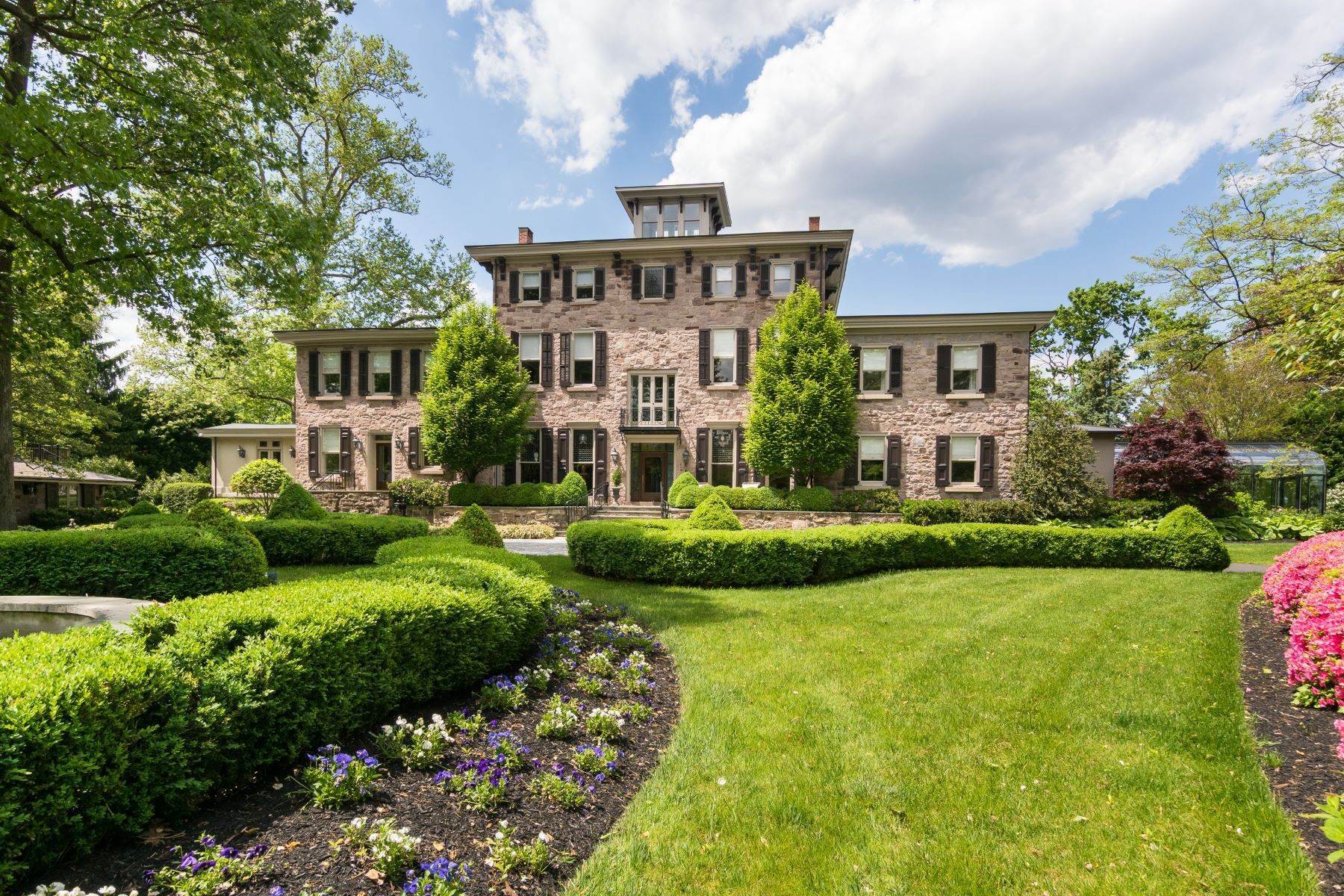 49. Single Family Homes voor Verkoop op Dramatic River Views from this Italianate Masterpiece 415 Cottage Avenue, Edgewater Park, New Jersey 08010 Verenigde Staten