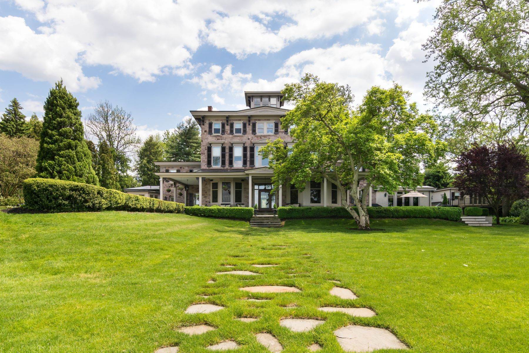 5. Single Family Homes för Försäljning vid Dramatic River Views from this Italianate Masterpiece 415 Cottage Avenue, Edgewater Park, New Jersey 08010 Förenta staterna