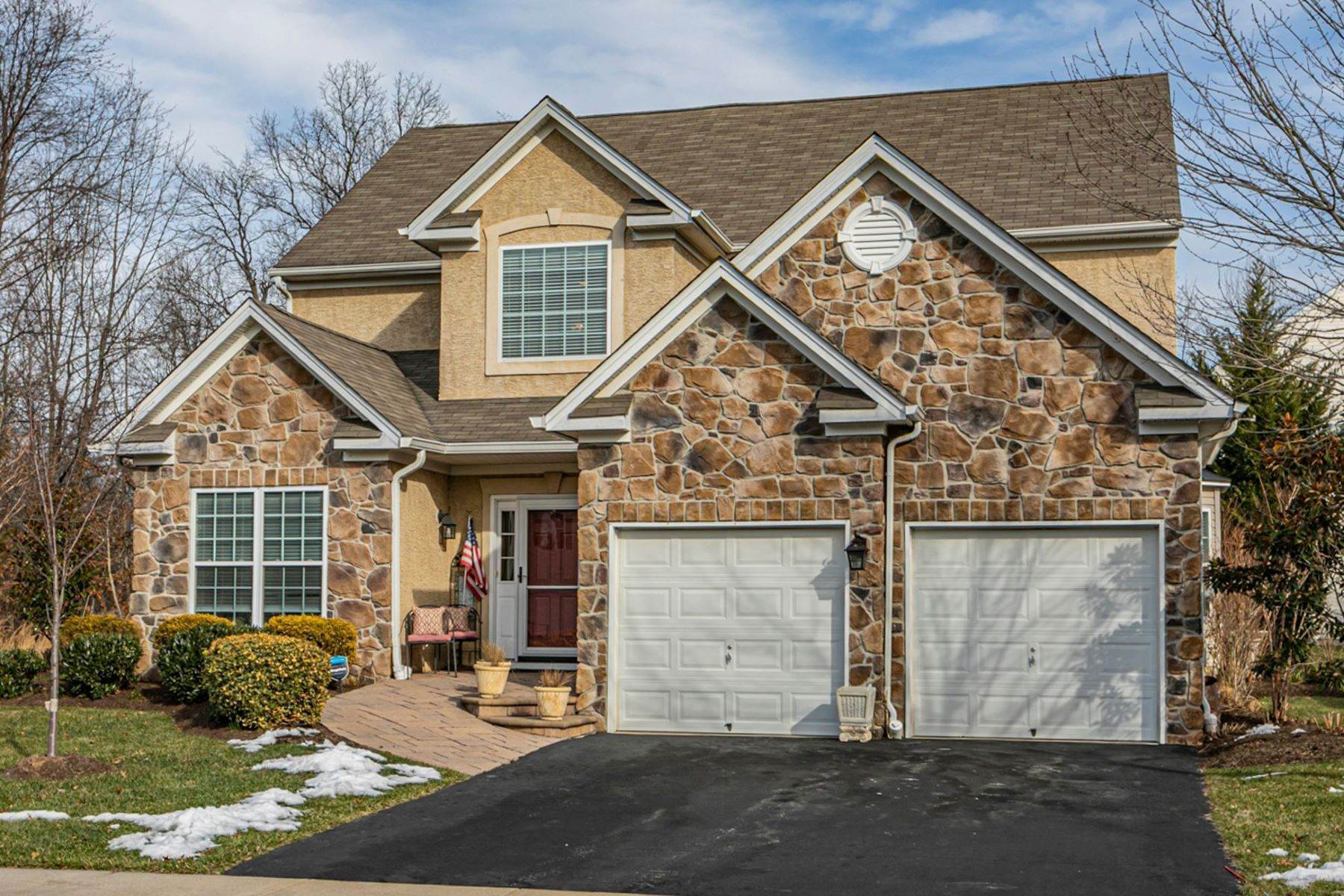 Single Family Homes 為 出售 在 Lots of Perks and Privacy 4 York Road, Pennington, 新澤西州 08534 美國
