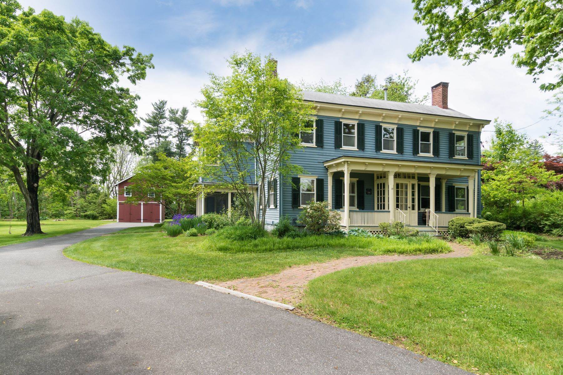 Single Family Homes для того Продажа на Beautifully preserved farmhouse on bucolic lot 17 Bunker Hill Drive, Cranbury, Нью-Джерси 08512 Соединенные Штаты